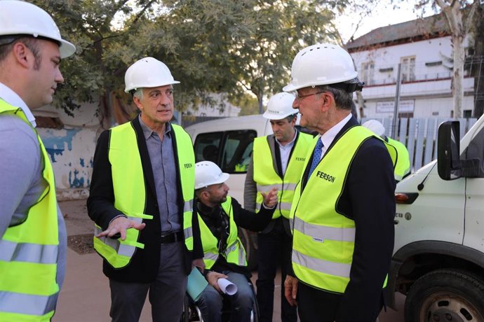El alcalde de Málaga visita las obras de las antiguas cocheras