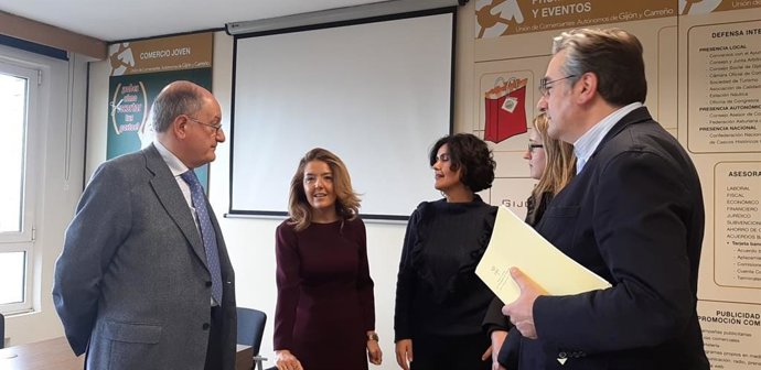 La portavoz del PP en la Junta General del Principado de Asturias, María Teresa Mallada, antes de la reunión con la Unión de Comerciantes del Principado de Asturias