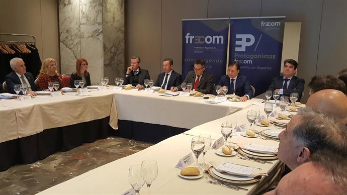 Imagen del encuentro que empresarios de la Construcción de FRECOM tuvieron con el secretario general del PSOE en la Región, Diego Conesa