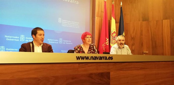 Juan Carlos Castillo, presidente de la FNMC; Santos Induráin, consejera de Salud; y Kiko Betelu, subdirector de Urgencias de Navarra