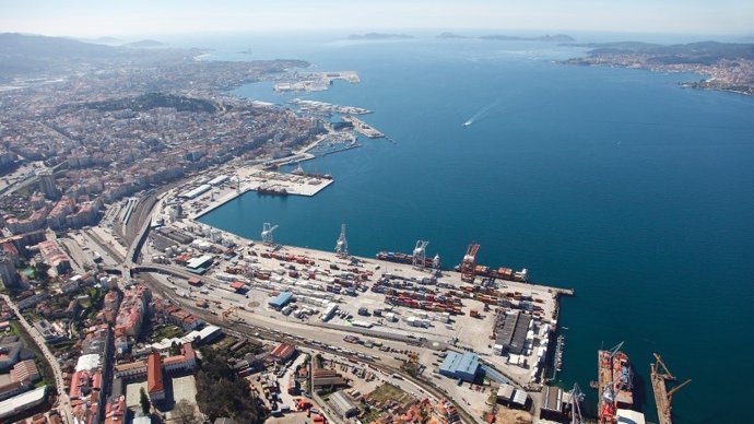 Vista área del Puerto de Vigo, con la terminal de contenedores en primer término.