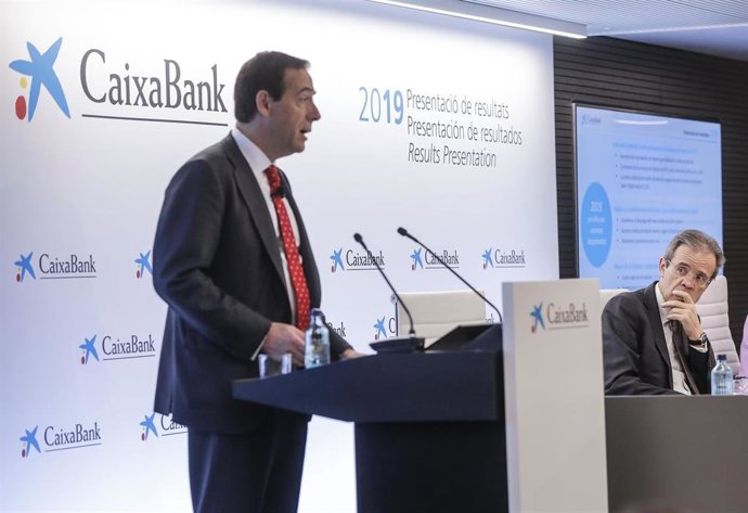El consejero delegado de la entidad, Gonzalo Gortázar (izq), junto al presidente de CaixaBank, Jordi Gual (dech),  en Valencia /Comunidad Valenciana (España), a 31 de enero de 2020.