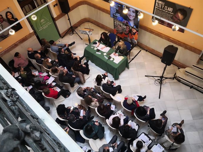 La Junta lanza la campaña 'Digámoslo alto y claro' para combatir el acoso sexual y sexista en el ámbito laboral.