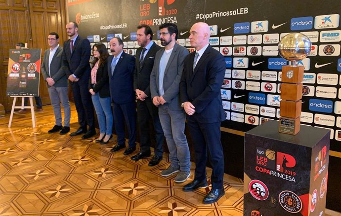 Presentación de la Copa Princesa de Asturias de Baloncesto en el Ayuntamiento de Valladolid, con el trofeo en primer plano.