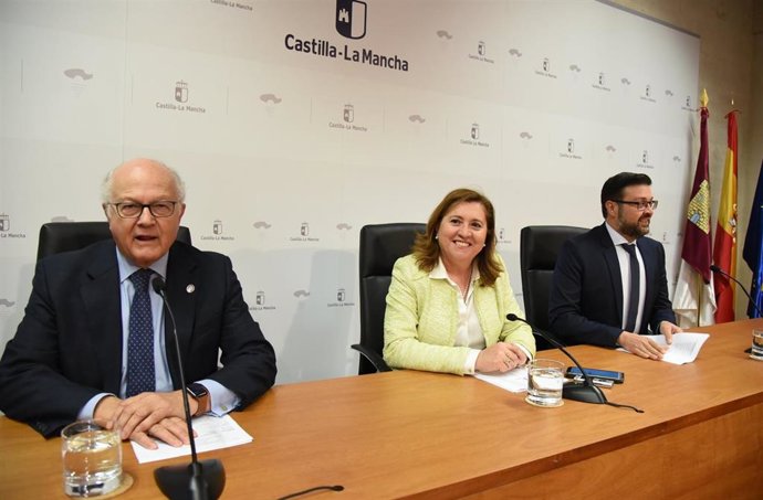 El presidente de la AEFCLM, Juan Ignacio de Mesa, con la consejera de Educación, Rosa Ana Rodríguez