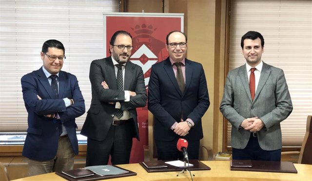 De izda a dcha: el responsable del turno de oficio del Icava, Javier Martín; el decano del Icava, Javier Garicano; el vicepresidente de la Diputación, Víctor Alonso, y el diputado de Servicios Sociales, David Esteban.