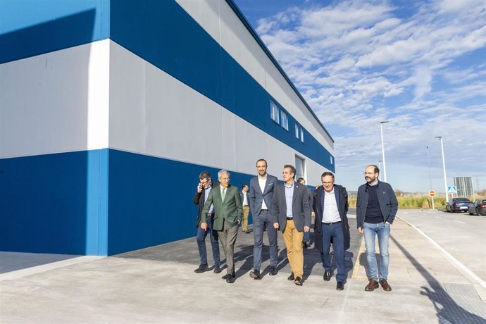 El consejero de Industria, Francisco Martín, en las naves de Tanos-Viérnoles