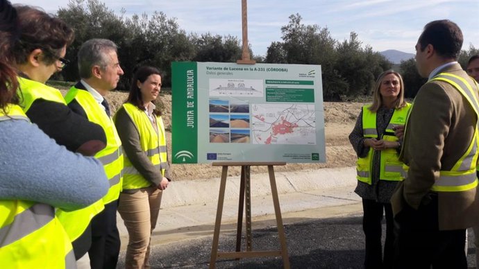 La consejera de Fomento (dcha.) en la visita a las obras de la variante de Lucena (Córdoba).