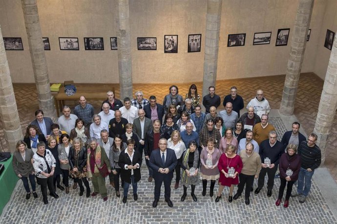 Miembros de la corporación municipal de Pamplona con los trabajadores que se jubilaron en 2019