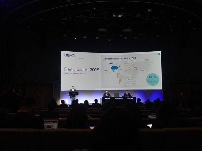 El presidente de BBVA, Carlos Torres, y el consejero delegado de la entidad, Onur Gen, presentan los resultados de 2019.