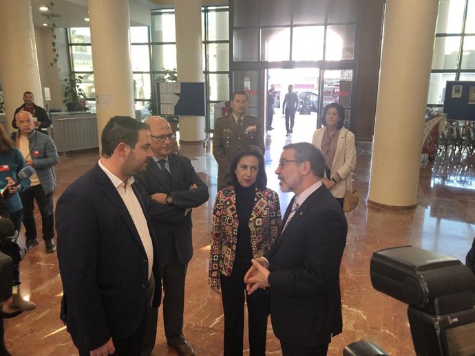 El alcalde de Los Alcázares, Mario Cervera, junto con la ministra de Defensa, Margarita Robles; y el delegado del Gobierno, Francisco Jiménez