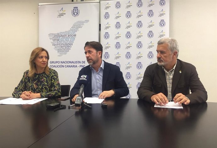 La diputada autonómica, Rosa Dávila, el portavoz de CC en el Cabildo de Tenerife, Carlos Alonso y el consejero insular Antolín Bueno, en rueda de prensa