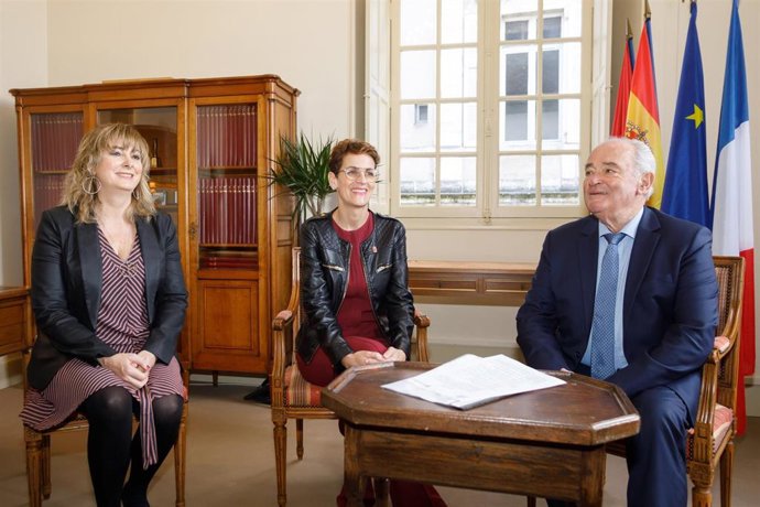 La consejera de Relaciones Ciudadana, Ana Ollo, la presidenta del Gobierno de Navarra, María Chivite; y el presidente del Consejo General de Pirineos Atlánticos, Jean-Jacques Lasserre