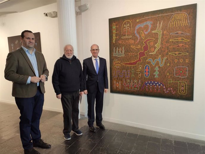 El diputado David Mingo, el artista Ramiro Tapia y el presidente de la Diputación, Javier Iglesias, de izquierda a derecha, en La Salina.