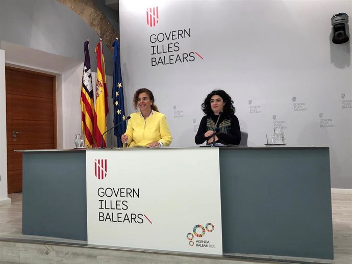 La portavoz del Govern, Pilar Costa, en rueda de prensa con la consellera de Administraciones Públicas y Modernización, Isabel Castro.