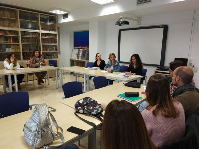 Troncoso (centro) en el encuentro con entidades locales y a asociaciones sin ánimo de lucro