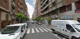 La calle Vitoria de Logroño ha sido escenario esta madrugada de una pelea multitudinaria que se salda con tres detenidos y dos heridos por arma blanca.