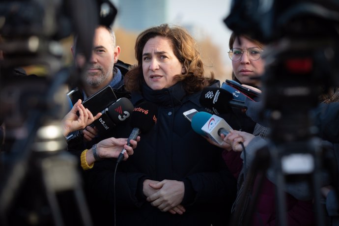 La alcaldesa de Barcelona, Ada Colau, atiende a los medios de comunicación durante su visita por las zonas afectadas por la borrasca 'Gloria' en Barcelona /Catalunya (España), a 24 de enero de 2020.
