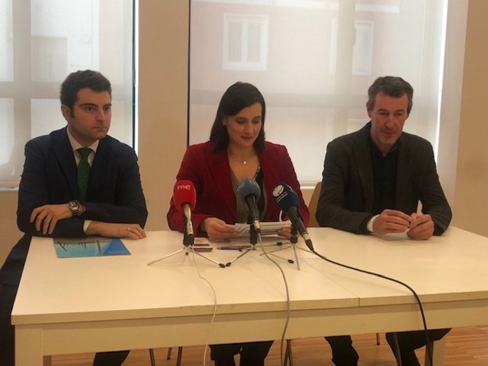 La alcaldesa de Santander, Gema Igual (centro), el concejal de Desarrollo Empresarial, Daniel Portilla (izda), y el jefe de servicio del área de Empleo, Samuel del Vigo (derecha)