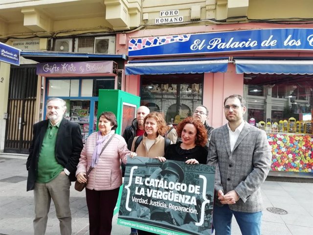 Toni Valero y Ana Naranjo (dcha.) en la calle Foro Romano de Córdoba.