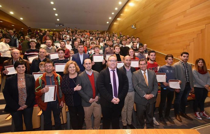 Imagen de las becas entregadas por la Diputación de Granada