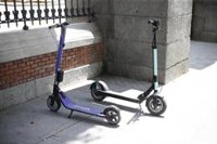 El Ayuntamiento prevé "bajar a la calzada" a los patinetes en el distrito Centro