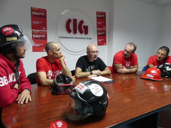 O secretario comarcal da CIG en Vigo, Alberto Gonalves, e unha representación dos bombeiros da cidade.