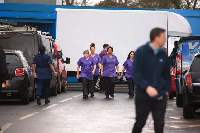 31 January 2020, England, Brize Norton: Staff at Arrowe Park Hospital in Merseyside prepare for a bus carrying British nationals from the coronavirus-hit city of Wuhan in China. Britain has confirmed its first cases of the coronavirus cases in two peopl