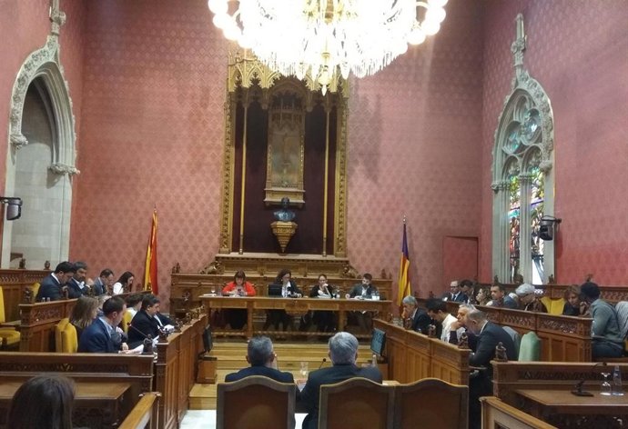 Segundo pleno extraordinario del Consell de Mallorca sobre los casos de explotación sexual de menores tutelados.
