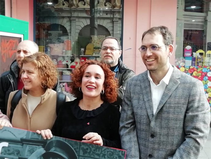 Toni Valero (dcha.) junto a Ana Naranjo y otros dirigentes de IU en Córdoba.