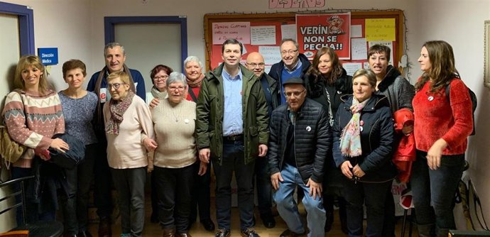 Caballero visita a quienes participaron en el encierro contra el cierre del paritorio de Verín (Ourense)