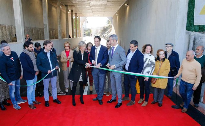 El consejero de Obras Públicas, Ordenación del Territorio y Urbanismo, José Luis Gochicoa, y la alcaldesa de Castro Urdiales, Susana Herrán