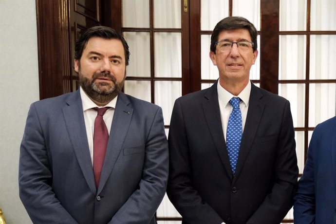 El vicepresidente de la Junta de Andalucía y consejero de Turismo, Regeneración, Justicia y Administración Local, Juan Marín (dcha.), y el director general de Administración Local, Joaquín López-Sidro