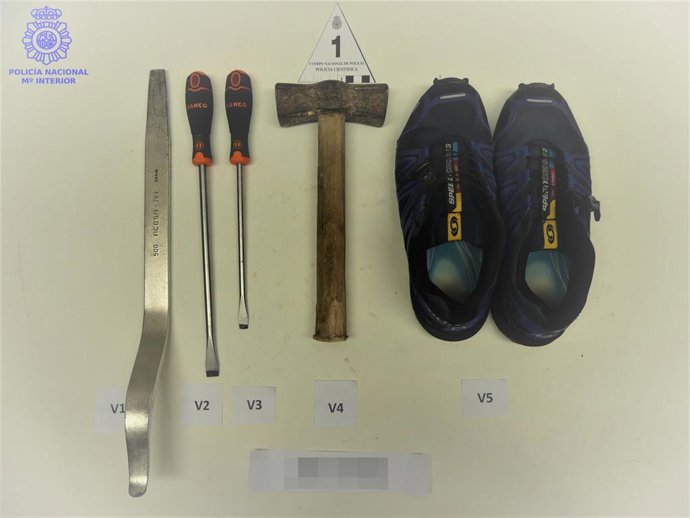 Elementos intervenidos a los dos detenidos por intentar robar en un bar de Santander