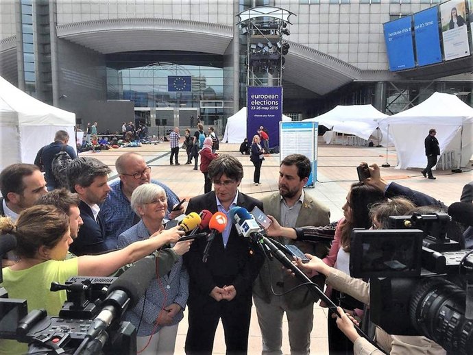 Clara Ponsatí, Carles Puigdemont y Toni Comín (JxCat),  delante del Parlament Europeo el día de las elecciones europeas de 2019.