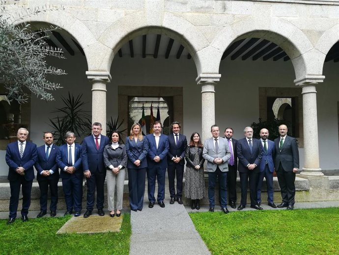 Foto de familia de los participantes en la reunión de la Coprepa en Mérida en una recepción en Presidencia de la Junta por parte del presidente extremeño, Guillermo Fernández Vara