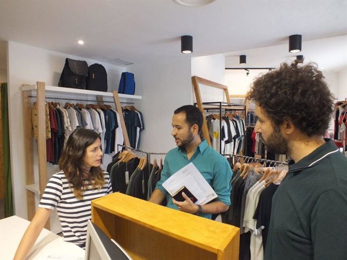 González Rojas visita un comercio