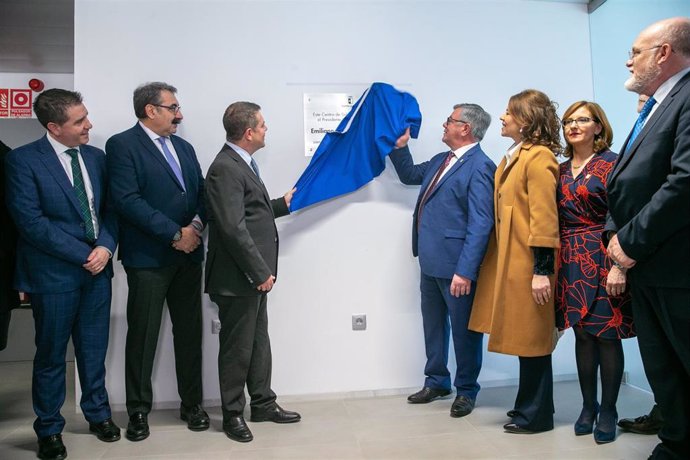 El presidente de Castilla-La Mancha, Emiliano García-Page, inaugura el Centro de Salud de Hellín (Albacete) recién remodelado.