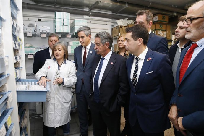 El presidente de Cantabria, Miguel Ángel Revilla (centro), el vicepresidente, Pablo Zuloaga, y el consejero de Sanidad, Miguel Rodríguez, en la inauguración del centro de salud de Santoña