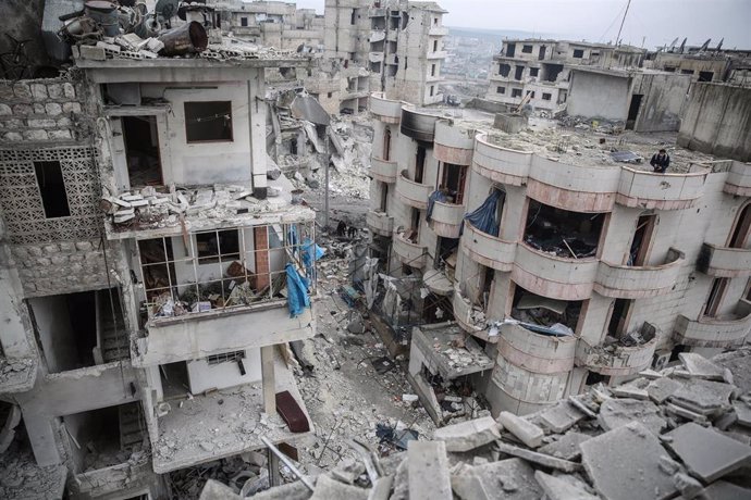 Una zona residencial de la localidad siria de Ariha, en la provincia de Idlib, tras unos bombardeos achacados a Rusia