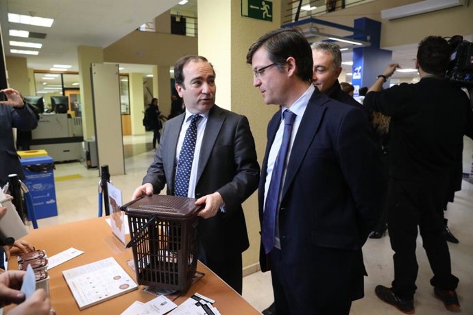 El delegado del Área de Medio Ambiente y Movilidad, Borja Carabante, en el punto de información vecinal de la orgánica situado en Moratalaz.