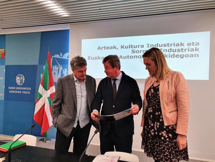 Presentación de las estadísticas sobre industrias culturales y creativas en Euskadi, con el consejero de Cultura y Política Lingüística, Bingen Zupiria.