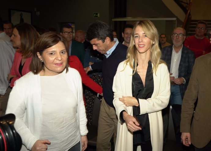 La presidenta del PPCV, Isabel Bonig (i) y la portavoz del Partido Popular en el Congreso, Cayetana Álvarez de Toledo (d) a su llegada a la clausura de las Jornadas Interparlamentarias del Partido Popular de la Comunidad Valenciana (PPCV), en el Ateneo 