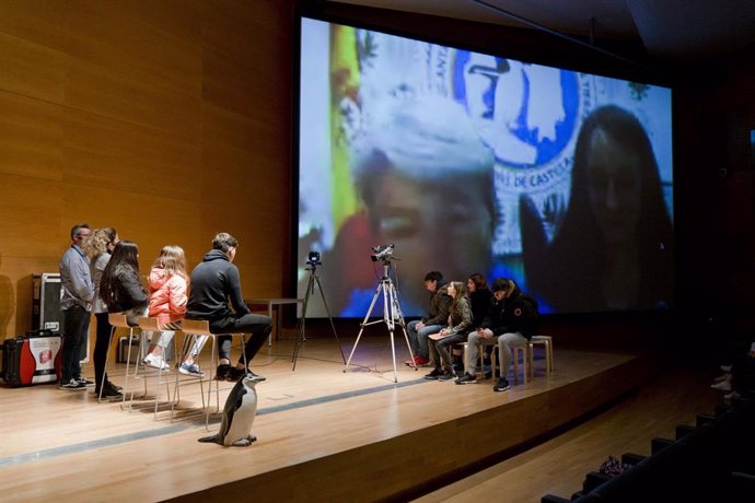 Imagen del momento de la video llamada con la Antártida