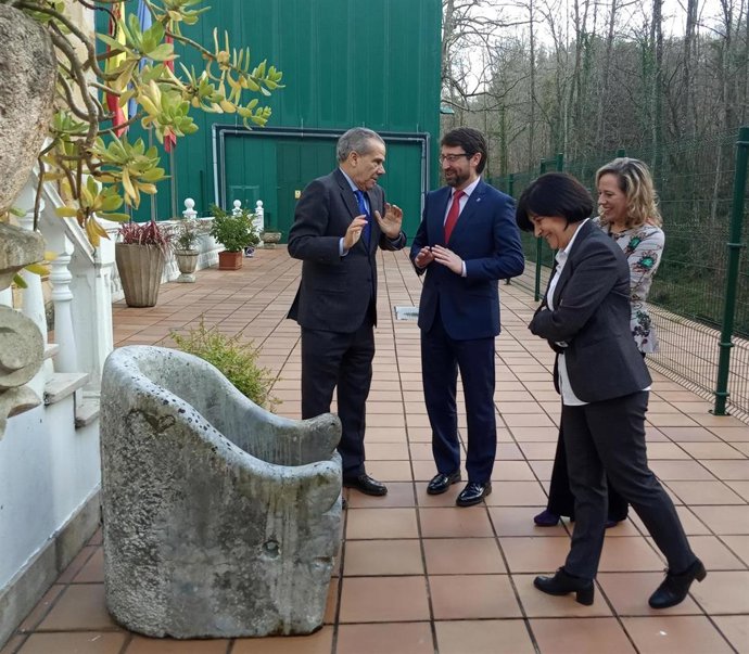 El consejero de Industria, Empleo y Promoción Económica, Enrique Fernández, visita la planta de Fuensanta.