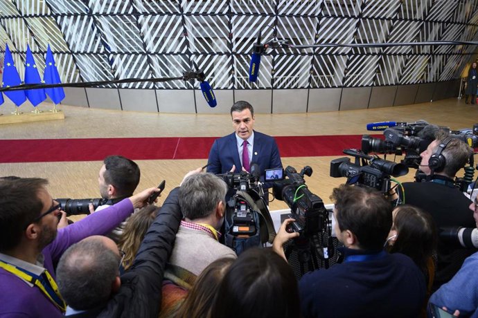 Pedro Sánchez atiende durante el Consejo Europeo que se celebra en Bruselas.