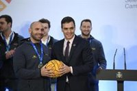 Las selecciones de waterpolo, recibidas por Pedro Sánchez y SSMM los Reyes