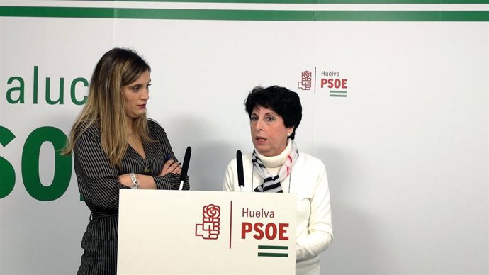 María Márquez, junto a la alcaldesa de Berrocal, Francisca García.