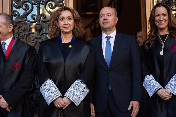 La consellera de Justicia de la Generalitat, Ester Capella; el ministro de Justicia, Juan Carlos Campo, y la decana del Icab, Maria Eugnia Gay.