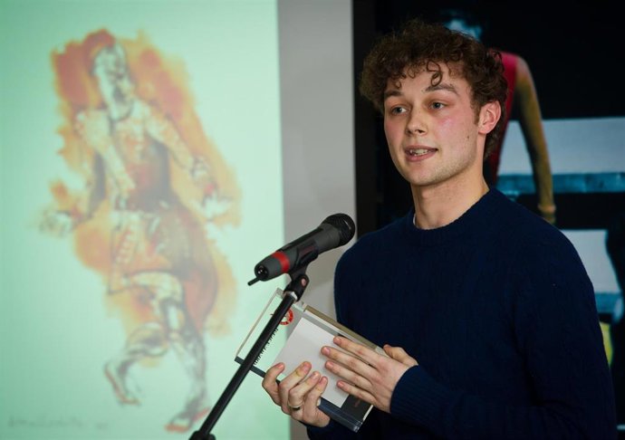 Liam Scarlett recibe un premio en 2011